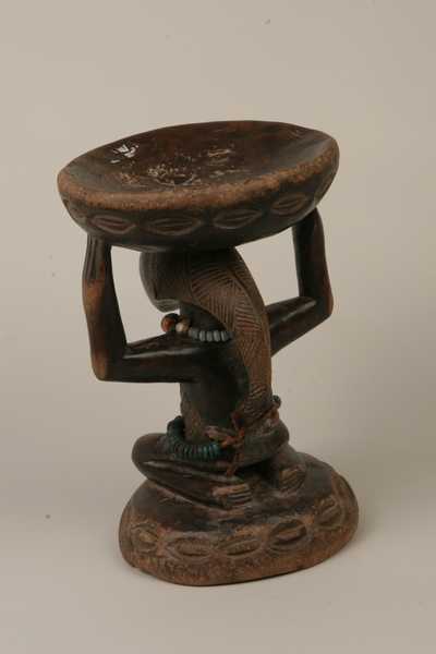 Luba.(tabouret), d`afrique : Rép.démoncratique du Congo., statuette Luba.(tabouret), masque ancien africain Luba.(tabouret), art du Rép.démoncratique du Congo. - Art Africain, collection privées Belgique. Statue africaine de la tribu des Luba.(tabouret), provenant du Rép.démoncratique du Congo., 508/903 Siège cariatide H.35,5cm.bois et perles anciennes. De L