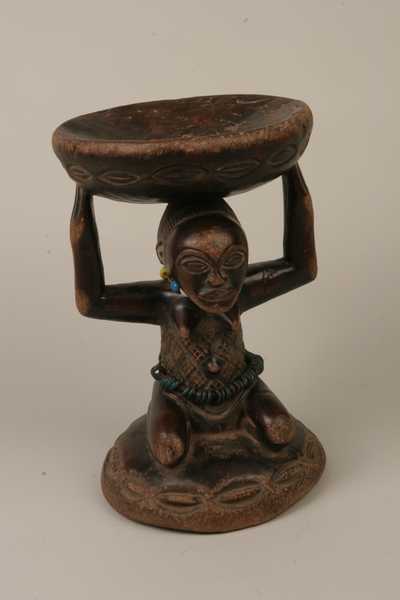 Luba.(tabouret), d`afrique : Rép.démoncratique du Congo., statuette Luba.(tabouret), masque ancien africain Luba.(tabouret), art du Rép.démoncratique du Congo. - Art Africain, collection privées Belgique. Statue africaine de la tribu des Luba.(tabouret), provenant du Rép.démoncratique du Congo., 508/903 Siège cariatide H.35,5cm.bois et perles anciennes. De L