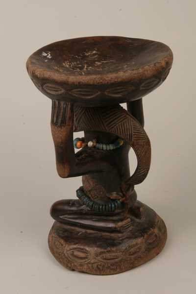 Luba.(tabouret), d`afrique : Rép.démoncratique du Congo., statuette Luba.(tabouret), masque ancien africain Luba.(tabouret), art du Rép.démoncratique du Congo. - Art Africain, collection privées Belgique. Statue africaine de la tribu des Luba.(tabouret), provenant du Rép.démoncratique du Congo., 508/903 Siège cariatide H.35,5cm.bois et perles anciennes. De L