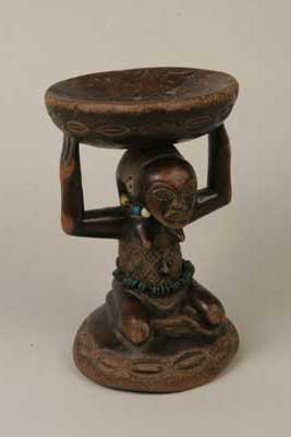 Luba.(tabouret), d`afrique : Rép.démoncratique du Congo., statuette Luba.(tabouret), masque ancien africain Luba.(tabouret), art du Rép.démoncratique du Congo. - Art Africain, collection privées Belgique. Statue africaine de la tribu des Luba.(tabouret), provenant du Rép.démoncratique du Congo., 508/903 Siège cariatide H.35,5cm.bois et perles anciennes. De L