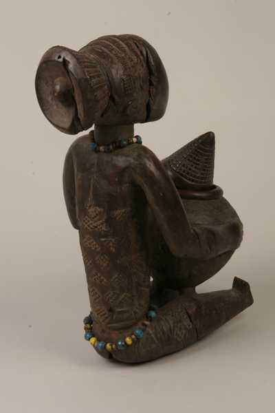 Luba (porteuse de coupe), d`afrique : Rép.démoncratique du Congo., statuette Luba (porteuse de coupe), masque ancien africain Luba (porteuse de coupe), art du Rép.démoncratique du Congo. - Art Africain, collection privées Belgique. Statue africaine de la tribu des Luba (porteuse de coupe), provenant du Rép.démoncratique du Congo., 512/907.Porteuse de coupe Luba.ATELIER DU
MAITRE DES TROIS RIVIERES:Récoltée par le père Verwilghen.les trois cours d