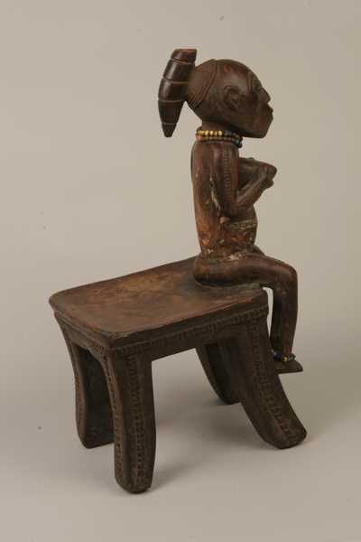 Tabwa.(chaise), d`afrique : Rép.démoncratique du Congo., statuette Tabwa.(chaise), masque ancien africain Tabwa.(chaise), art du Rép.démoncratique du Congo. - Art Africain, collection privées Belgique. Statue africaine de la tribu des Tabwa.(chaise), provenant du Rép.démoncratique du Congo., 514/909.Très belle chaise Tabwa h.T.48cm.La h.du plateau 20cm.représente une femme assise se tenant les seins.Elle porte des scarifications en double rangée sur le visage,les bras,le ventre et les cuisses. Les pieds de la chaise sont décorés avec les mêmes dessins que les scarifications. Elle a une très vieille patine.début du 20eme sc.(Minga)

Heel mooie Tabwa stoel 48cm.h.Het zitblad is 20cm.h.en stelt een  neerzittende vrouw voor die haar borsten vasthoudt.Ze heeft een dubbele rij scarificaties in het aangezicht,op de armen,de billen en op het lichaam.Op de poten van de stoel zijn dezelfde tekeningen aangebracht.Heel oude donkere patina .1ste helft 20ste eeuw.











. art,culture,masque,statue,statuette,pot,ivoire,exposition,expo,masque original,masques,statues,statuettes,pots,expositions,expo,masques originaux,collectionneur d`art,art africain,culture africaine,masque africain,statue africaine,statuette africaine,pot africain,ivoire africain,exposition africain,expo africain,masque origina africainl,masques africains,statues africaines,statuettes africaines,pots africains,expositions africaines,expo africaines,masques originaux  africains,collectionneur d`art africain