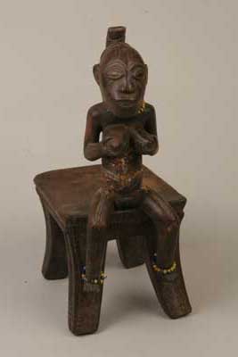 Tabwa.(chaise), d`afrique : Rép.démoncratique du Congo., statuette Tabwa.(chaise), masque ancien africain Tabwa.(chaise), art du Rép.démoncratique du Congo. - Art Africain, collection privées Belgique. Statue africaine de la tribu des Tabwa.(chaise), provenant du Rép.démoncratique du Congo., 514/909.Très belle chaise Tabwa h.T.48cm.La h.du plateau 20cm.représente une femme assise se tenant les seins.Elle porte des scarifications en double rangée sur le visage,les bras,le ventre et les cuisses. Les pieds de la chaise sont décorés avec les mêmes dessins que les scarifications. Elle a une très vieille patine.début du 20eme sc.(Minga)

Heel mooie Tabwa stoel 48cm.h.Het zitblad is 20cm.h.en stelt een  neerzittende vrouw voor die haar borsten vasthoudt.Ze heeft een dubbele rij scarificaties in het aangezicht,op de armen,de billen en op het lichaam.Op de poten van de stoel zijn dezelfde tekeningen aangebracht.Heel oude donkere patina .1ste helft 20ste eeuw.











. art,culture,masque,statue,statuette,pot,ivoire,exposition,expo,masque original,masques,statues,statuettes,pots,expositions,expo,masques originaux,collectionneur d`art,art africain,culture africaine,masque africain,statue africaine,statuette africaine,pot africain,ivoire africain,exposition africain,expo africain,masque origina africainl,masques africains,statues africaines,statuettes africaines,pots africains,expositions africaines,expo africaines,masques originaux  africains,collectionneur d`art africain