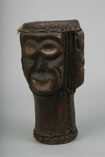 Bamoun .(tambourin), d`afrique : Cameroun, statuette Bamoun .(tambourin), masque ancien africain Bamoun .(tambourin), art du Cameroun - Art Africain, collection privées Belgique. Statue africaine de la tribu des Bamoun .(tambourin), provenant du Cameroun, 52/209.Petit tambour à main,à double face en cuir tendu.Il présente trois visages avec trois expressions différentes:Un qui rit,un qui pleure et le troisième avec la bouche en O qui montre l