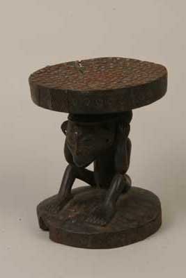 Lwena , Luena (tabouret), d`afrique : République dém.du Congo, statuette Lwena , Luena (tabouret), masque ancien africain Lwena , Luena (tabouret), art du République dém.du Congo - Art Africain, collection privées Belgique. Statue africaine de la tribu des Lwena , Luena (tabouret), provenant du République dém.du Congo, 526/920 Cariatide Lwena ,siège représentant une femme pleureuse,assise les jambes ouvertes ,les coudes sur les genoux et les mains sur les oreilles.Les deux plateaux sont décorés sur les bords,en plus,celui de dessus est décoré de clous punaises par le haut. h.22,5cm. La chevelure est décorée et sur le dos il y a des scarifications.début du 20eme sc.(Minga)

Lwena: Oude kariatide stoel.Het toont een wenende vrouw,die neerzit met de benen open,de ellbogen op haar knieën en de handen op haar horen.De twee bladen zijn versierd aan de buitenkant en de boven kant is met spijkers versierd.de haartooi is mooi en op de rug zijn scarificaties. begin 20ste eeuw.













. art,culture,masque,statue,statuette,pot,ivoire,exposition,expo,masque original,masques,statues,statuettes,pots,expositions,expo,masques originaux,collectionneur d`art,art africain,culture africaine,masque africain,statue africaine,statuette africaine,pot africain,ivoire africain,exposition africain,expo africain,masque origina africainl,masques africains,statues africaines,statuettes africaines,pots africains,expositions africaines,expo africaines,masques originaux  africains,collectionneur d`art africain