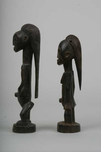 tabwa (statues), d`afrique : Rép.dém. du Congo., statuette tabwa (statues), masque ancien africain tabwa (statues), art du Rép.dém. du Congo. - Art Africain, collection privées Belgique. Statue africaine de la tribu des tabwa (statues), provenant du Rép.dém. du Congo., 531/367 Deux belles petites statuettes Tabwa
h.25cm. et 22cm..ancêtre homme et femme.Ils 
ont tous les deux un long chignon élaboré, des scarifications sur le visage,les bras, et la poitrine;les mains posés le long de l