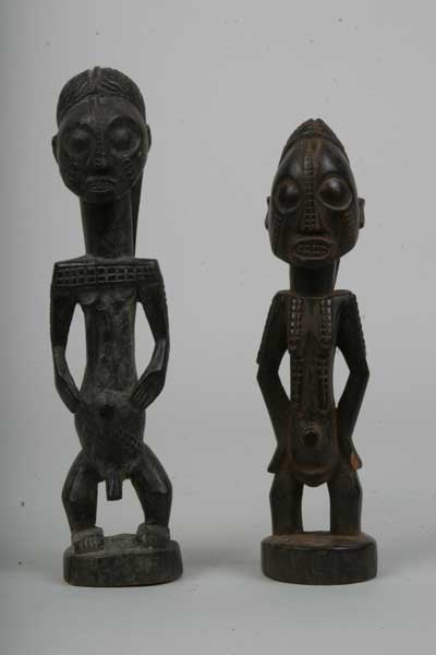 tabwa (statues), d`afrique : Rép.dém. du Congo., statuette tabwa (statues), masque ancien africain tabwa (statues), art du Rép.dém. du Congo. - Art Africain, collection privées Belgique. Statue africaine de la tribu des tabwa (statues), provenant du Rép.dém. du Congo., 531/367 Deux belles petites statuettes Tabwa
h.25cm. et 22cm..ancêtre homme et femme.Ils 
ont tous les deux un long chignon élaboré, des scarifications sur le visage,les bras, et la poitrine;les mains posés le long de l