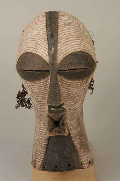 songye(masque), d`afrique : Rép.dém. du Congo., statuette songye(masque), masque ancien africain songye(masque), art du Rép.dém. du Congo. - Art Africain, collection privées Belgique. Statue africaine de la tribu des songye(masque), provenant du Rép.dém. du Congo., 534/928 Masque Songye Kifwebe féminin, p.c.q.blanc et la coiffe est lisse.Comme beaucoup de masques Songye,le visage est recouvert de scarifications linéaires incisé,le nez est allongé se trouvant entre deux yeux globuleux.La bouche est carrée. Il est porté par la société Bwadi bwa Kifwebe.Masque de belle qualité,
1ère moitié du 20eme sc.(Minga)

Vrouwelijk Songé masker.Het is wit en met een platte kam.Netals vele Songye maskers is het aangezicht gescarifieerd met parallelle en gebogen groeven.Lange neus tussen twee zwarte spleetogen,de mond is vierkant en steekt vooruit.Het masker werd gedragen door het Bwadi bwa Kifwebe venootschap.1ste helft 20ste eeuw. 









. art,culture,masque,statue,statuette,pot,ivoire,exposition,expo,masque original,masques,statues,statuettes,pots,expositions,expo,masques originaux,collectionneur d`art,art africain,culture africaine,masque africain,statue africaine,statuette africaine,pot africain,ivoire africain,exposition africain,expo africain,masque origina africainl,masques africains,statues africaines,statuettes africaines,pots africains,expositions africaines,expo africaines,masques originaux  africains,collectionneur d`art africain