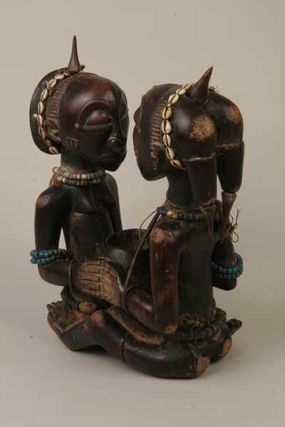 Luba.(porteuse de coupe), d`afrique : Rép.dém. du Congo., statuette Luba.(porteuse de coupe), masque ancien africain Luba.(porteuse de coupe), art du Rép.dém. du Congo. - Art Africain, collection privées Belgique. Statue africaine de la tribu des Luba.(porteuse de coupe), provenant du Rép.dém. du Congo., 542/930.Les femmes occupent une place importante dans l