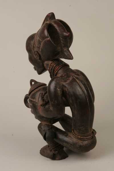 Luba (Buli), d`afrique : Rép.dém. du Congo., statuette Luba (Buli), masque ancien africain Luba (Buli), art du Rép.dém. du Congo. - Art Africain, collection privées Belgique. Statue africaine de la tribu des Luba (Buli), provenant du Rép.dém. du Congo., 544/935.Porteuse de coupe appelée MBOKO, h56cm.bois pigmenté foncé,perles et grelot. Femme accroupie tenant une coupe dans la main,en parfait équilibre.Le rendu expressionniste du visage et des mains tenant la coupe avec couvercle est typiquement de l