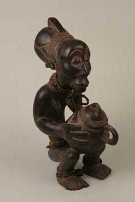 Luba (Buli), d`afrique : Rép.dém. du Congo., statuette Luba (Buli), masque ancien africain Luba (Buli), art du Rép.dém. du Congo. - Art Africain, collection privées Belgique. Statue africaine de la tribu des Luba (Buli), provenant du Rép.dém. du Congo., 544/935.Porteuse de coupe appelée MBOKO, h56cm.bois pigmenté foncé,perles et grelot. Femme accroupie tenant une coupe dans la main,en parfait équilibre.Le rendu expressionniste du visage et des mains tenant la coupe avec couvercle est typiquement de l