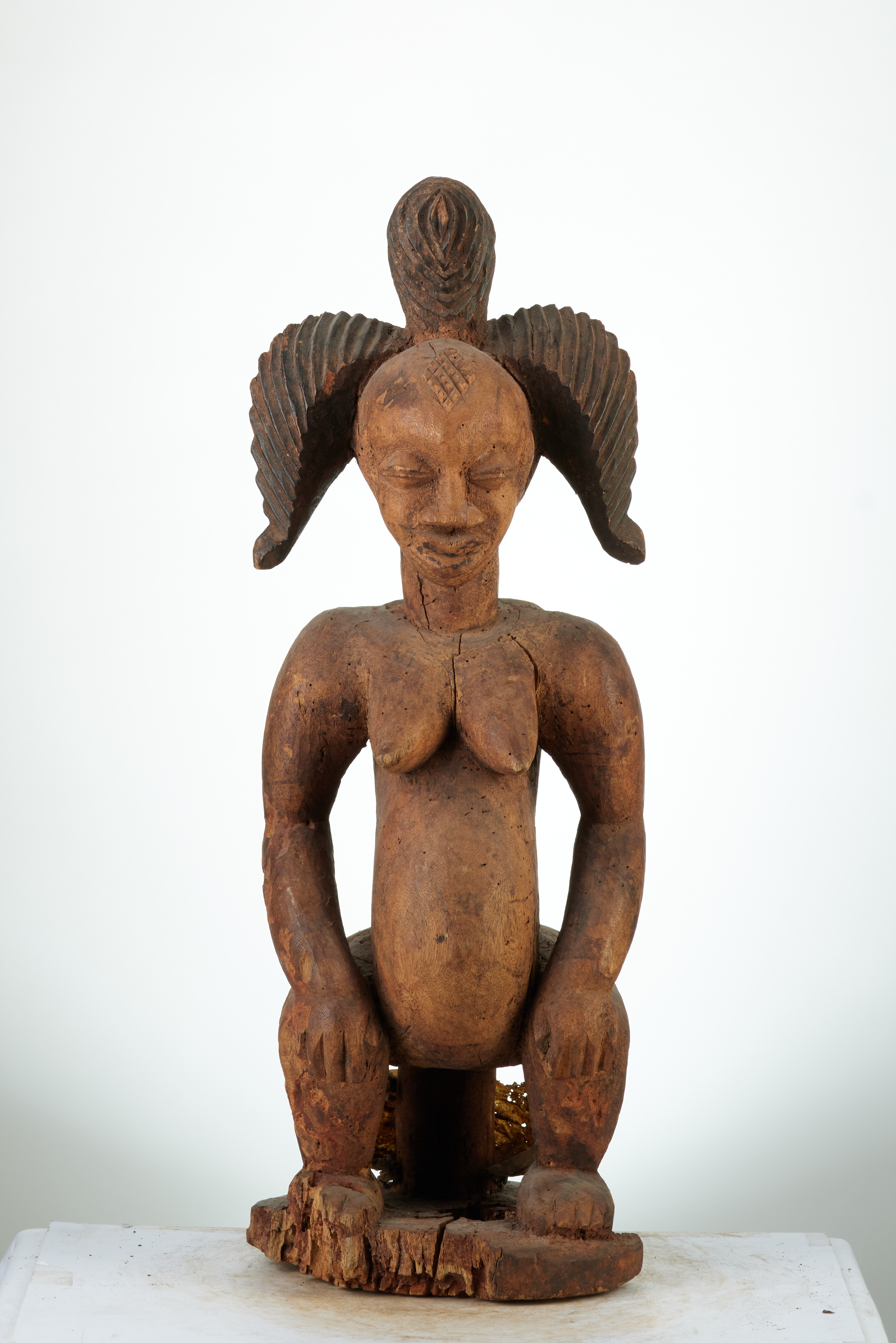 Pounou(Statues), d`afrique : Gabon, statuette Pounou(Statues), masque ancien africain Pounou(Statues), art du Gabon - Art Africain, collection privées Belgique. Statue africaine de la tribu des Pounou(Statues), provenant du Gabon, 585/559.Statue féminine du Bouiti h.65cm. Tsogho en position assise sur un tabouret. Tête massive,surmontée d