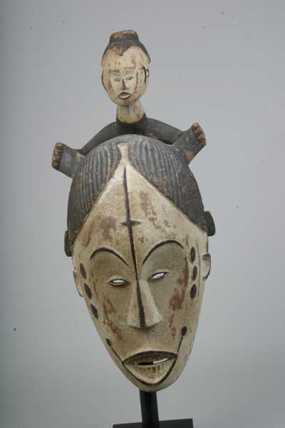 Fang.(masque), d`afrique : Gabon, statuette Fang.(masque), masque ancien africain Fang.(masque), art du Gabon - Art Africain, collection privées Belgique. Statue africaine de la tribu des Fang.(masque), provenant du Gabon, 6O/217.Beau masque rare avec un personnage accroché  des deux mains et des deux pieds par l