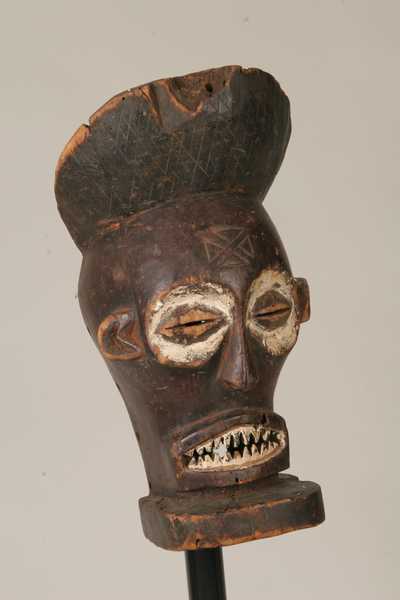 tchokwe (masque), d`afrique : république dém. du Congo., statuette tchokwe (masque), masque ancien africain tchokwe (masque), art du république dém. du Congo. - Art Africain, collection privées Belgique. Statue africaine de la tribu des tchokwe (masque), provenant du république dém. du Congo., 611/965.Masque tchokwé masculin chihongo.h.33cm.Fait en bois, il a une barbe horizontale et des grands yeux globuleux.Il symbolise la richesse et puissance;porté par le récolteur de tribut pour le chef(=receveur d