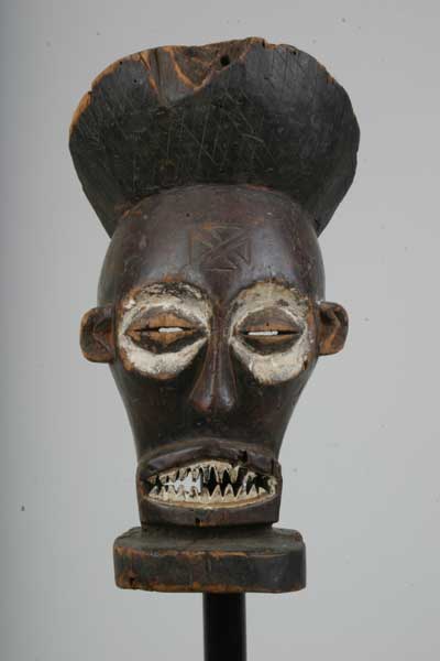 tchokwe (masque), d`afrique : république dém. du Congo., statuette tchokwe (masque), masque ancien africain tchokwe (masque), art du république dém. du Congo. - Art Africain, collection privées Belgique. Statue africaine de la tribu des tchokwe (masque), provenant du république dém. du Congo., 611/965.Masque tchokwé masculin chihongo.h.33cm.Fait en bois, il a une barbe horizontale et des grands yeux globuleux.Il symbolise la richesse et puissance;porté par le récolteur de tribut pour le chef(=receveur d