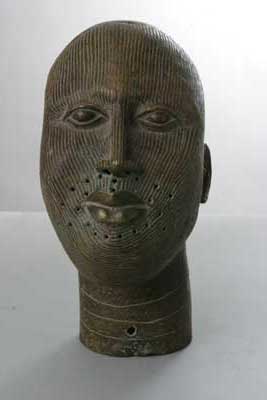  Br. Bénin -  Ifé, d`afrique : Nigéria - IFé, statuette  Br. Bénin -  Ifé, masque ancien africain  Br. Bénin -  Ifé, art du Nigéria - IFé - Art Africain, collection privées Belgique. Statue africaine de la tribu des  Br. Bénin -  Ifé, provenant du Nigéria - IFé, 62O/73.Bronze du Bénin:tête de souverain. Ces têtes étaient probablement faites à la mémoire de chefs religieux,les Onis,ou des hautes personalités de la cité sainte.Elles sont fondues à la cire perdue, et elle est couverte de stries verticales,reproduisant un tatouage particulier.Une série de petits trous  sont percés autour de la bouche et le long de la machoire inférieure et sur le haut de la tête,devant permettre de fixer sur le bronze des colliers,la barbe ,la moustache ou coiffures.Cette tête possède une étonnante beauté,dite classique.Noble, sévère et harmonieuse.17 ou 18eme sc.
. art,culture,masque,statue,statuette,pot,ivoire,exposition,expo,masque original,masques,statues,statuettes,pots,expositions,expo,masques originaux,collectionneur d`art,art africain,culture africaine,masque africain,statue africaine,statuette africaine,pot africain,ivoire africain,exposition africain,expo africain,masque origina africainl,masques africains,statues africaines,statuettes africaines,pots africains,expositions africaines,expo africaines,masques originaux  africains,collectionneur d`art africain