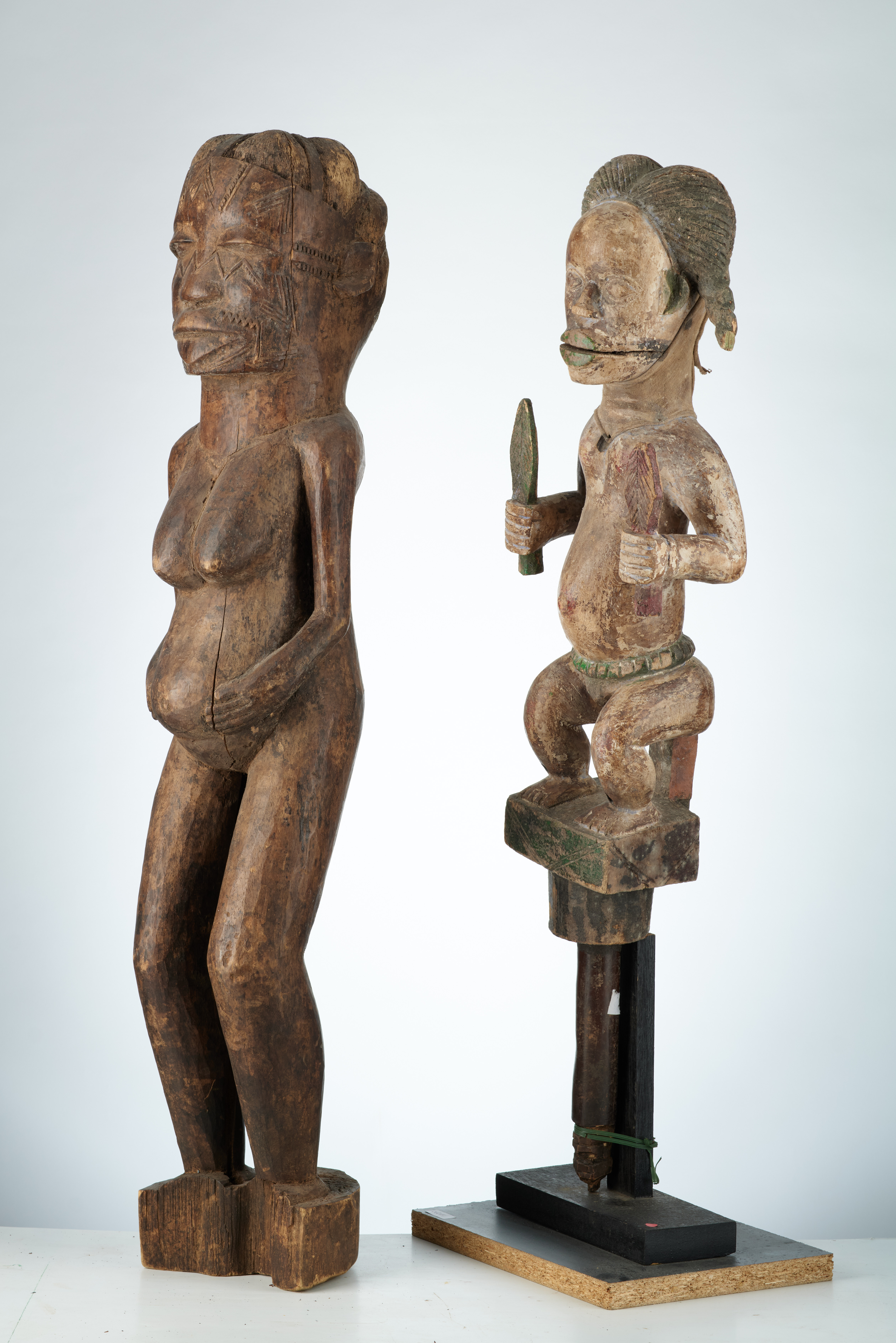 Ogoni (marionette), d`afrique : Nigéria., statuette Ogoni (marionette), masque ancien africain Ogoni (marionette), art du Nigéria. - Art Africain, collection privées Belgique. Statue africaine de la tribu des Ogoni (marionette), provenant du Nigéria., 621/289.Vieille Marionette Ogoni.Elles étaient utilisées pour les divertissements.
H.sans la poignée 60cm.+19cm de poignée. Elle a une tige en fer dans le dos,qui fait bouger la machoire articulée.Dans la machoire sont insérées des dents de bois. Bois,tissus,pigments:noir,blanc,rouge,vert et du fer. première moitié du  20eme sc.(Nafaya). art,culture,masque,statue,statuette,pot,ivoire,exposition,expo,masque original,masques,statues,statuettes,pots,expositions,expo,masques originaux,collectionneur d`art,art africain,culture africaine,masque africain,statue africaine,statuette africaine,pot africain,ivoire africain,exposition africain,expo africain,masque origina africainl,masques africains,statues africaines,statuettes africaines,pots africains,expositions africaines,expo africaines,masques originaux  africains,collectionneur d`art africain