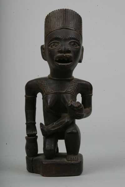 kongo(maternité), d`afrique : Rép.démoncratique du Congo., statuette kongo(maternité), masque ancien africain kongo(maternité), art du Rép.démoncratique du Congo. - Art Africain, collection privées Belgique. Statue africaine de la tribu des kongo(maternité), provenant du Rép.démoncratique du Congo., 625/379.maternité Kongo en bois représentant une femme allaitant un enfant sur les genoux h31cm. bois teinté marron foncé.Milieu du 20eme sc.(V.P.)

Kongo moederschaps beeld.Het toont een voorouder die neergeknield is en de borst geeft aan haar kind.hout met donker bruine 
patina.midden 20ste eeuw.






. art,culture,masque,statue,statuette,pot,ivoire,exposition,expo,masque original,masques,statues,statuettes,pots,expositions,expo,masques originaux,collectionneur d`art,art africain,culture africaine,masque africain,statue africaine,statuette africaine,pot africain,ivoire africain,exposition africain,expo africain,masque origina africainl,masques africains,statues africaines,statuettes africaines,pots africains,expositions africaines,expo africaines,masques originaux  africains,collectionneur d`art africain