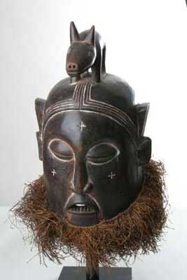 Suku. (masque), d`afrique : Rép.démoncratique du Congo., statuette Suku. (masque), masque ancien africain Suku. (masque), art du Rép.démoncratique du Congo. - Art Africain, collection privées Belgique. Statue africaine de la tribu des Suku. (masque), provenant du Rép.démoncratique du Congo., 64/28.Masque heaume appelé Hemba,surmonté d