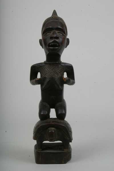 Kongo(statue), d`afrique : Rép. dém. Congo (Zaire), statuette Kongo(statue), masque ancien africain Kongo(statue), art du Rép. dém. Congo (Zaire) - Art Africain, collection privées Belgique. Statue africaine de la tribu des Kongo(statue), provenant du Rép. dém. Congo (Zaire), 660/    Femme agenouillée sur une tortue,les mains implorant l