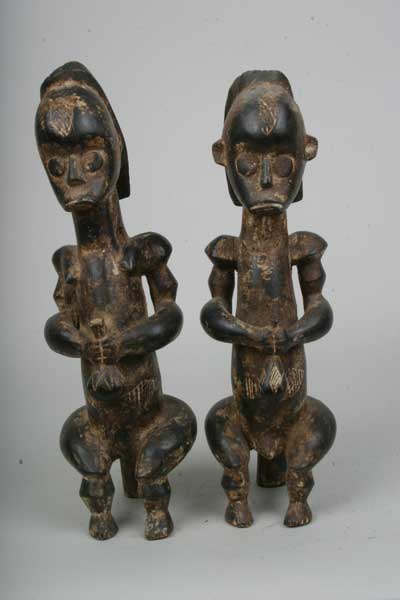 Fang (statues) , d`afrique : Gabon, statuette Fang (statues) , masque ancien africain Fang (statues) , art du Gabon - Art Africain, collection privées Belgique. Statue africaine de la tribu des Fang (statues) , provenant du Gabon, 67/223.un couple de statuettes homme et femme assis tenant chacun un récipiant des deux mains.H.45cm.et 44cm. bois très léger,patine noire,caolin milieu du 20eme sc.(V.P.). art,culture,masque,statue,statuette,pot,ivoire,exposition,expo,masque original,masques,statues,statuettes,pots,expositions,expo,masques originaux,collectionneur d`art,art africain,culture africaine,masque africain,statue africaine,statuette africaine,pot africain,ivoire africain,exposition africain,expo africain,masque origina africainl,masques africains,statues africaines,statuettes africaines,pots africains,expositions africaines,expo africaines,masques originaux  africains,collectionneur d`art africain