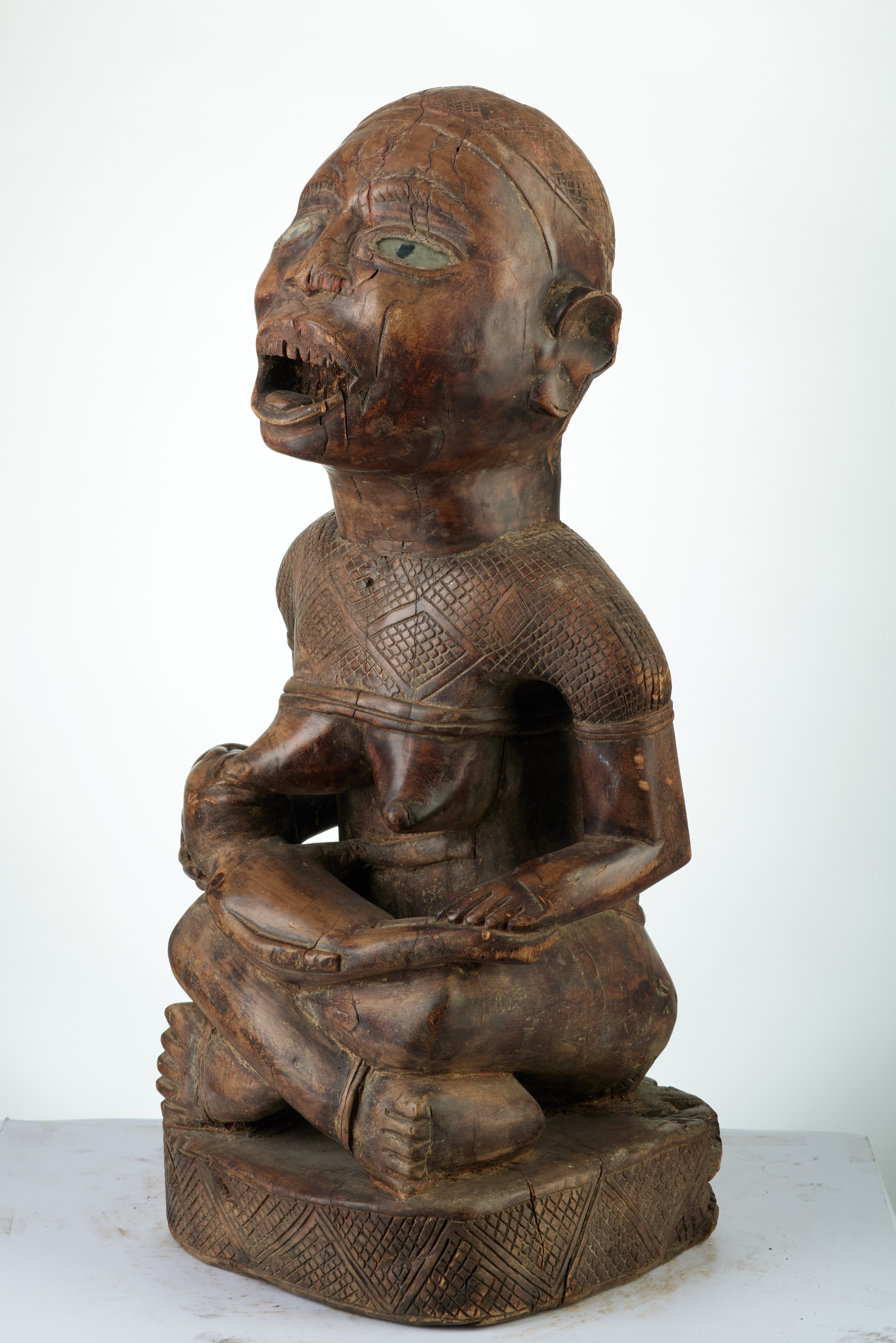 kongo(maternité), d`afrique : Rép. dém. Congo (Zaire), statuette kongo(maternité), masque ancien africain kongo(maternité), art du Rép. dém. Congo (Zaire) - Art Africain, collection privées Belgique. Statue africaine de la tribu des kongo(maternité), provenant du Rép. dém. Congo (Zaire), 671/102-19 ancienne statue Baskongo maternité h.60cm.début du 20eme sc.bois,verre(yeux) pigment rouge (tekula)
Cette statue est de caractère YOMBE,avec son traitement des sourcils,des yeux en verre,la bouche ouverte avec des dents limées.Bien qu