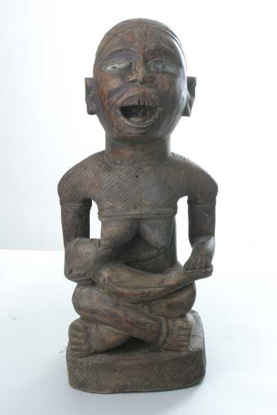 kongo(maternité), d`afrique : Rép. dém. Congo (Zaire), statuette kongo(maternité), masque ancien africain kongo(maternité), art du Rép. dém. Congo (Zaire) - Art Africain, collection privées Belgique. Statue africaine de la tribu des kongo(maternité), provenant du Rép. dém. Congo (Zaire), 671/102-19 ancienne statue Baskongo maternité h.60cm.début du 20eme sc.bois,verre(yeux) pigment rouge (tekula)
Cette statue est de caractère YOMBE,avec son traitement des sourcils,des yeux en verre,la bouche ouverte avec des dents limées.Bien qu