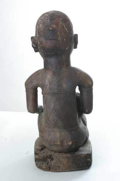 kongo(maternité), d`afrique : Rép. dém. Congo (Zaire), statuette kongo(maternité), masque ancien africain kongo(maternité), art du Rép. dém. Congo (Zaire) - Art Africain, collection privées Belgique. Statue africaine de la tribu des kongo(maternité), provenant du Rép. dém. Congo (Zaire), 671/102-19 ancienne statue Baskongo maternité h.60cm.début du 20eme sc.bois,verre(yeux) pigment rouge (tekula)
Cette statue est de caractère YOMBE,avec son traitement des sourcils,des yeux en verre,la bouche ouverte avec des dents limées.Bien qu