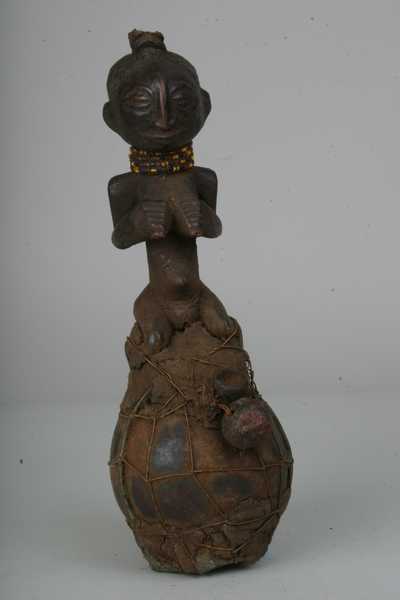 LUBA (statue fétiche), d`afrique : Rép. dém. Congo (Zaire), statuette LUBA (statue fétiche), masque ancien africain LUBA (statue fétiche), art du Rép. dém. Congo (Zaire) - Art Africain, collection privées Belgique. Statue africaine de la tribu des LUBA (statue fétiche), provenant du Rép. dém. Congo (Zaire), 672/821 Vieux fétiche Luba. Statue féminine agenouillée sur une calabasse,se tenant les seins et portant un collier de vieilles petites perles jaunes, rouges et noires. Agglomérat de rituel complet.Entre la femme et la calabasse se trouvent des charges et une boule de tukula rouge.Sur la tête une corne avec des charges magiques.H.T.28cm. la statue a 18cm.+10cm pour la calebasse. Bois à patine noire,perles,calabasse,des charges,du tekula,du cuivre et fil de cuivre
Statue du 19eme sc.;tout début du 20eme.(Minga)

Luba fetisj T.h.28cm. Boven op de calabasse zit een vrouw geknield op een magische lading en tukula.Ze heeft haar twee handen op haar borst.Boven in haar hoofd zit er ook een magische lading.Ze draagt een halssnoer met kleine rode,gele en zwarte pareltjes.19de ,begin 20ste eeuw.
















. art,culture,masque,statue,statuette,pot,ivoire,exposition,expo,masque original,masques,statues,statuettes,pots,expositions,expo,masques originaux,collectionneur d`art,art africain,culture africaine,masque africain,statue africaine,statuette africaine,pot africain,ivoire africain,exposition africain,expo africain,masque origina africainl,masques africains,statues africaines,statuettes africaines,pots africains,expositions africaines,expo africaines,masques originaux  africains,collectionneur d`art africain