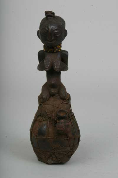 LUBA (statue fétiche), d`afrique : Rép. dém. Congo (Zaire), statuette LUBA (statue fétiche), masque ancien africain LUBA (statue fétiche), art du Rép. dém. Congo (Zaire) - Art Africain, collection privées Belgique. Statue africaine de la tribu des LUBA (statue fétiche), provenant du Rép. dém. Congo (Zaire), 672/821 Vieux fétiche Luba. Statue féminine agenouillée sur une calabasse,se tenant les seins et portant un collier de vieilles petites perles jaunes, rouges et noires. Agglomérat de rituel complet.Entre la femme et la calabasse se trouvent des charges et une boule de tukula rouge.Sur la tête une corne avec des charges magiques.H.T.28cm. la statue a 18cm.+10cm pour la calebasse. Bois à patine noire,perles,calabasse,des charges,du tekula,du cuivre et fil de cuivre
Statue du 19eme sc.;tout début du 20eme.(Minga)

Luba fetisj T.h.28cm. Boven op de calabasse zit een vrouw geknield op een magische lading en tukula.Ze heeft haar twee handen op haar borst.Boven in haar hoofd zit er ook een magische lading.Ze draagt een halssnoer met kleine rode,gele en zwarte pareltjes.19de ,begin 20ste eeuw.
















. art,culture,masque,statue,statuette,pot,ivoire,exposition,expo,masque original,masques,statues,statuettes,pots,expositions,expo,masques originaux,collectionneur d`art,art africain,culture africaine,masque africain,statue africaine,statuette africaine,pot africain,ivoire africain,exposition africain,expo africain,masque origina africainl,masques africains,statues africaines,statuettes africaines,pots africains,expositions africaines,expo africaines,masques originaux  africains,collectionneur d`art africain