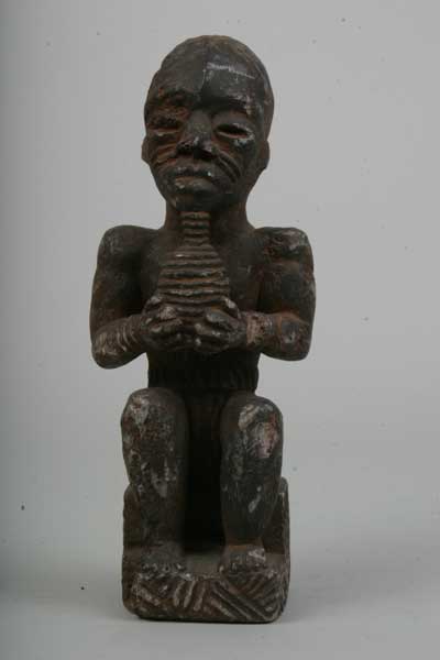 Kongo(Mitandi), d`afrique : Rép. dém. Congo (Zaire), statuette Kongo(Mitandi), masque ancien africain Kongo(Mitandi), art du Rép. dém. Congo (Zaire) - Art Africain, collection privées Belgique. Statue africaine de la tribu des Kongo(Mitandi), provenant du Rép. dém. Congo (Zaire), 676/407.les Mboma,installés sur la rive gauche du fleuve Zaire font des sculptures en pierre tendres appellée Mintadi,souvent utilisé à usage funéraire.(sur les tombeaux.)
(Minga)

De Mboma,die op de linker oever van de Kongo stroom wonen beeldhouwen beelden uit zachte steen Mintadi genoemd.Het zijn dikwijls rouwbeelden.








. art,culture,masque,statue,statuette,pot,ivoire,exposition,expo,masque original,masques,statues,statuettes,pots,expositions,expo,masques originaux,collectionneur d`art,art africain,culture africaine,masque africain,statue africaine,statuette africaine,pot africain,ivoire africain,exposition africain,expo africain,masque origina africainl,masques africains,statues africaines,statuettes africaines,pots africains,expositions africaines,expo africaines,masques originaux  africains,collectionneur d`art africain