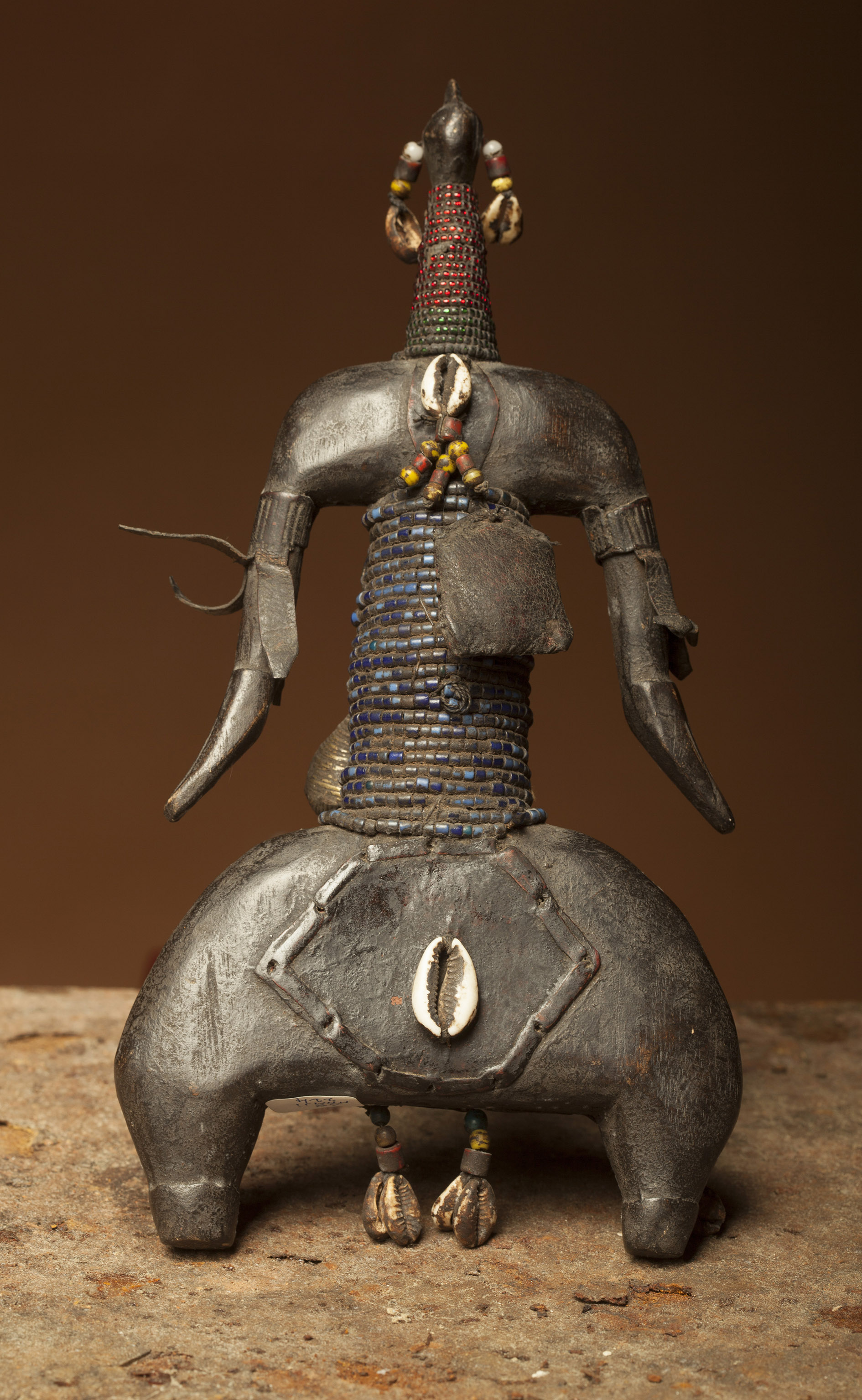 Nemji (poupée), d`afrique : cameroun, statuette Nemji (poupée), masque ancien africain Nemji (poupée), art du cameroun - Art Africain, collection privées Belgique. Statue africaine de la tribu des Nemji (poupée), provenant du cameroun, 68/224.Les namji sont connus pour leurs poupées sculptées aux traits fort stylisés. Elle est décorée de colliers de perles multicolores,de cauries,de sachets de substances magiques,de cuir,une sonette en cuivre et une pièce d