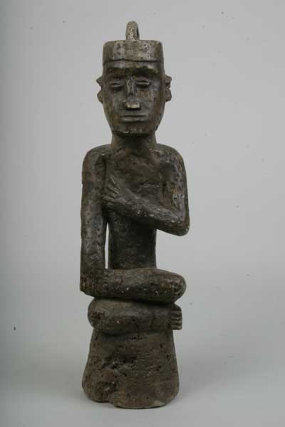 Congo (statue), d`afrique : Rép. dém. Congo (Zaire), statuette Congo (statue), masque ancien africain Congo (statue), art du Rép. dém. Congo (Zaire) - Art Africain, collection privées Belgique. Statue africaine de la tribu des Congo (statue), provenant du Rép. dém. Congo (Zaire), 684/408.Les MBOMA ,installés sur la rive gauche du fleuve Zaire(congo),sont connus pour leurs sculpture en pierre tendre appellées MINTADI.Içi un Chef en pose d