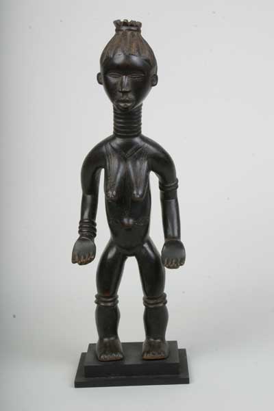 Mende (statue), d`afrique : Sierra-Leone, statuette Mende (statue), masque ancien africain Mende (statue), art du Sierra-Leone - Art Africain, collection privées Belgique. Statue africaine de la tribu des Mende (statue), provenant du Sierra-Leone, 708Statue Mende h.62cm.très belle sculptures
Des rare représentation féminine étaient révérées pour leur propriétés curatrices et servaient aussi d