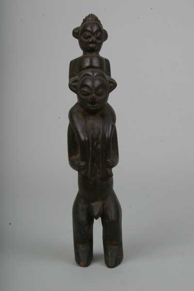 yaka(statue), d`afrique : Rép.dém. du Congo., statuette yaka(statue), masque ancien africain yaka(statue), art du Rép.dém. du Congo. - Art Africain, collection privées Belgique. Statue africaine de la tribu des yaka(statue), provenant du Rép.dém. du Congo., 746/418.Statue Yaka,homme portant un enfant h.38cm.bois très vieille patine noire.1ère 
moitié du 20eme sc.(Minga)

Yaka beeld.Een man die een kind draagt op zijn schouder 38cm.h.Oude donker bruine patina.1ste helft 20ste eeuw.





. art,culture,masque,statue,statuette,pot,ivoire,exposition,expo,masque original,masques,statues,statuettes,pots,expositions,expo,masques originaux,collectionneur d`art,art africain,culture africaine,masque africain,statue africaine,statuette africaine,pot africain,ivoire africain,exposition africain,expo africain,masque origina africainl,masques africains,statues africaines,statuettes africaines,pots africains,expositions africaines,expo africaines,masques originaux  africains,collectionneur d`art africain