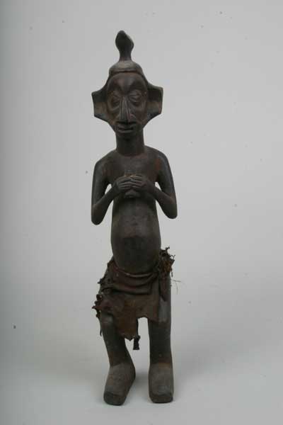 yaka(statue), d`afrique : Rép.dém. du Congo., statuette yaka(statue), masque ancien africain yaka(statue), art du Rép.dém. du Congo. - Art Africain, collection privées Belgique. Statue africaine de la tribu des yaka(statue), provenant du Rép.dém. du Congo., 750.Fétiche de protection ethnie Yaka trouvée à Bandundu.h.53cm.bois ,tissu en fibres,très vielle patine crouteuse.Le nez est fort retrousé,les yeux bien arrondis et des grandes oreilles.L