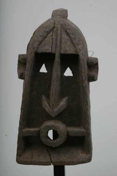 dogon (masque), d`afrique : Mali, statuette dogon (masque), masque ancien africain dogon (masque), art du Mali - Art Africain, collection privées Belgique. Statue africaine de la tribu des dogon (masque), provenant du Mali, Très vieux masque guerrier Dogon.h42cm. Masque SAMANA tenaient un rôle spécial dans les dances de la cérémonie DAMA.Ils dançaient sur la place publique où devant la maison du défunt pour encourager l