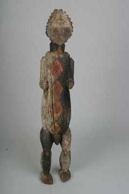 Ambete (statue), d`afrique : Gabon, statuette Ambete (statue), masque ancien africain Ambete (statue), art du Gabon - Art Africain, collection privées Belgique. Statue africaine de la tribu des Ambete (statue), provenant du Gabon, 755 Les Ambétés sont sur la frontière du Gabon et de la république du Congo.Très ancienne statue liée aux ancêtres et servant
de réliquaire,les os des ancêtres étaient insérées dans le dos.Les jambes courtes,un
long torse,des petits bras,le visage aplati le menton pointu,des petits yeux,la coiffure  cannelée.
bois,en couleur noir,blanc et losanges rouges h.117cm.19eme sc.(col.père blanc Soleau à Paris.1983)

De Ambete leven op de grens in  Gabon en de R.D.Congo.Heel oud beeld dat verbonden is met de voorouders en diende als reliek  met  beenderen die in de rug van het beeld bewaard bleven.Beeld met korte benen en armen
een lang lichaam,een concaaf aangezicht met kleine ogen,een scherpe kin en geribt kapsel.
h.117cm.Hout wit en zwart geverfd met rode
ruiten vooraan. 19de eeuw.(col.van witte pater Soleau in Parijs 1983)












. art,culture,masque,statue,statuette,pot,ivoire,exposition,expo,masque original,masques,statues,statuettes,pots,expositions,expo,masques originaux,collectionneur d`art,art africain,culture africaine,masque africain,statue africaine,statuette africaine,pot africain,ivoire africain,exposition africain,expo africain,masque origina africainl,masques africains,statues africaines,statuettes africaines,pots africains,expositions africaines,expo africaines,masques originaux  africains,collectionneur d`art africain