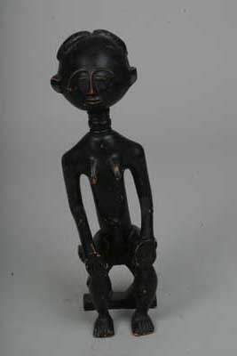 Ashanti (statue), d`afrique : Ghana, statuette Ashanti (statue), masque ancien africain Ashanti (statue), art du Ghana - Art Africain, collection privées Belgique. Statue africaine de la tribu des Ashanti (statue), provenant du Ghana, 759 Statue féminine assise sur siège Ashanti,les mains posés sur les genoux;bois noir,peint très finement.h43cm.appelée esi
mansa. milieu du 20eme sc.(Kuasi djolo). art,culture,masque,statue,statuette,pot,ivoire,exposition,expo,masque original,masques,statues,statuettes,pots,expositions,expo,masques originaux,collectionneur d`art,art africain,culture africaine,masque africain,statue africaine,statuette africaine,pot africain,ivoire africain,exposition africain,expo africain,masque origina africainl,masques africains,statues africaines,statuettes africaines,pots africains,expositions africaines,expo africaines,masques originaux  africains,collectionneur d`art africain