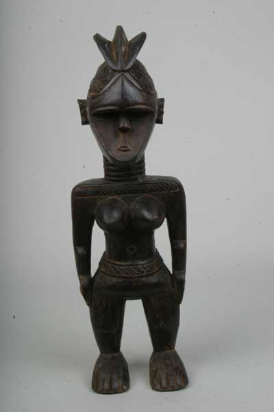 Mende (statue), d`afrique : Sierra Leone, statuette Mende (statue), masque ancien africain Mende (statue), art du Sierra Leone - Art Africain, collection privées Belgique. Statue africaine de la tribu des Mende (statue), provenant du Sierra Leone, 760 statue Mende ayant une très belle patine
bois h49cm.Femme avec une coiffure typiquement Mendé,les bras lelong du corps, des gros seins.Elles étaient révérées pour leurs propriétés curatrices,et servaient d