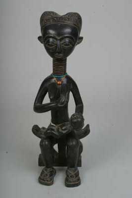 Ashanti (Maternité), d`afrique : Ghana, statuette Ashanti (Maternité), masque ancien africain Ashanti (Maternité), art du Ghana - Art Africain, collection privées Belgique. Statue africaine de la tribu des Ashanti (Maternité), provenant du Ghana, 769 statue Ashanti,maternité assise,tenant avec une main un enfant sur ses genoux et  tenant sa poitrine de la main droite h.70cm bois, pigment noir,perles 20 eme sc.(Kuasi Djolo). art,culture,masque,statue,statuette,pot,ivoire,exposition,expo,masque original,masques,statues,statuettes,pots,expositions,expo,masques originaux,collectionneur d`art,art africain,culture africaine,masque africain,statue africaine,statuette africaine,pot africain,ivoire africain,exposition africain,expo africain,masque origina africainl,masques africains,statues africaines,statuettes africaines,pots africains,expositions africaines,expo africaines,masques originaux  africains,collectionneur d`art africain