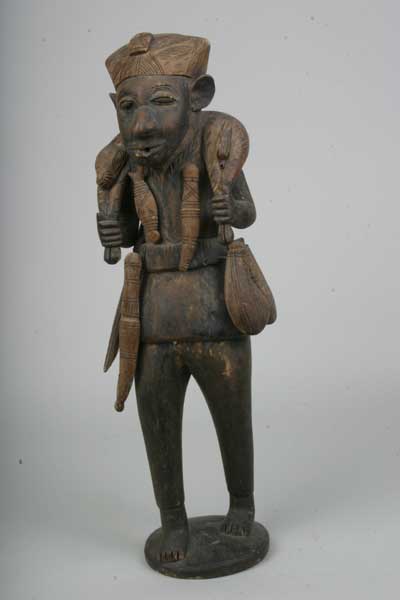 chasseur, (statue), d`afrique : nigéria?, statuette chasseur, (statue), masque ancien africain chasseur, (statue), art du nigéria? - Art Africain, collection privées Belgique. Statue africaine de la tribu des chasseur, (statue), provenant du nigéria?, 78/233.Chasseur affricain.statue bien faite h.59cm.Ilporte un animal sur les épaules,le tenant des deux mains,un poisson pendu sur la poitrine,un fusil dans le dos,un poignard à la ceinture et deux boîtes à poudre de fusil.Il est habillé à l