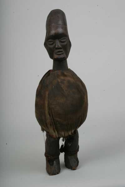 Teke(statue fétiche), d`afrique : Rép. dém. Congo (Zaire), statuette Teke(statue fétiche), masque ancien africain Teke(statue fétiche), art du Rép. dém. Congo (Zaire) - Art Africain, collection privées Belgique. Statue africaine de la tribu des Teke(statue fétiche), provenant du Rép. dém. Congo (Zaire), 786 Statue Teke bois fibres végétales,les jambes légèrement fléchies,une tête portant des scarifications linéaires et une barbe trapézoïdale. La taille h.52cm.Le corps enveloppé de tissus fin,prenant une forme cylindrique,laissant sortir la tête et les jambes.(Minga)

Teke fetisj.52cm.h. Man rechtstaand.Zijn lichaam onringd met ingewikkelde stoffen en 
magische produkten,waaruit alleen het hoofd
 met baard,gestreepte lijnen en de klein geplooide benen te voorschijn komen.Oude donkere Patina.







. art,culture,masque,statue,statuette,pot,ivoire,exposition,expo,masque original,masques,statues,statuettes,pots,expositions,expo,masques originaux,collectionneur d`art,art africain,culture africaine,masque africain,statue africaine,statuette africaine,pot africain,ivoire africain,exposition africain,expo africain,masque origina africainl,masques africains,statues africaines,statuettes africaines,pots africains,expositions africaines,expo africaines,masques originaux  africains,collectionneur d`art africain