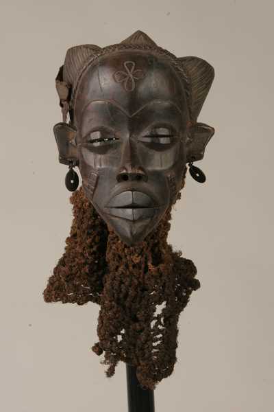 tchokwe (masque), d`afrique : Rép. dém. Congo (Zaire)Angola, statuette tchokwe (masque), masque ancien africain tchokwe (masque), art du Rép. dém. Congo (Zaire)Angola - Art Africain, collection privées Belgique. Statue africaine de la tribu des tchokwe (masque), provenant du Rép. dém. Congo (Zaire)Angola, 805/382. Masque tchokwé MUKISHI WA PWO . Jeune femme idéale,la mère,ancêtre dans une société matrilinéaire, bois,fibres, fer, des  boucles d