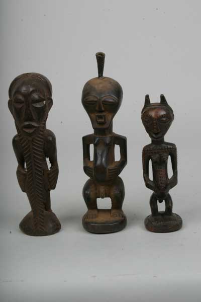 3 statuettes Songye,luba,tabwa, d`afrique : Rép. dém. Congo (Zaire), statuette 3 statuettes Songye,luba,tabwa, masque ancien africain 3 statuettes Songye,luba,tabwa, art du Rép. dém. Congo (Zaire) - Art Africain, collection privées Belgique. Statue africaine de la tribu des 3 statuettes Songye,luba,tabwa, provenant du Rép. dém. Congo (Zaire), (807)La 1ère Luba ancêtre.h.21,5cm.
La 2eme beau Songye h.23cm.
La 3eme une Tabwa de très belle qualité h.15
1ère moitié du 20eme sc.(Minga). art,culture,masque,statue,statuette,pot,ivoire,exposition,expo,masque original,masques,statues,statuettes,pots,expositions,expo,masques originaux,collectionneur d`art,art africain,culture africaine,masque africain,statue africaine,statuette africaine,pot africain,ivoire africain,exposition africain,expo africain,masque origina africainl,masques africains,statues africaines,statuettes africaines,pots africains,expositions africaines,expo africaines,masques originaux  africains,collectionneur d`art africain