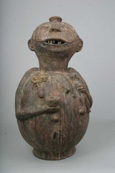 TC.  Lobi (vase fétiche), d`afrique : Burkina -Faso, statuette TC.  Lobi (vase fétiche), masque ancien africain TC.  Lobi (vase fétiche), art du Burkina -Faso - Art Africain, collection privées Belgique. Statue africaine de la tribu des TC.  Lobi (vase fétiche), provenant du Burkina -Faso, 81/237.Fétiche antropomorphe Lobi en terre cuite,trouvé à Koudougou près de Wangoulo, au Burkina Faso.Ce fétiche est utilisé pour les cérémonies des Donzo,les chasseurs sorciers.Il est mis au milieu du village. Seulement les Donzo peuvent danser autour
Il est rempli de boisons (vin de palme)et ILS font des offrandes,des poulets le plus souvent.La cérémonie se fait une fois par an.Le fétiche représente une femme tenant un petit récipient pour recevoir les libations dans sa main droite et tenant un enfant avec le bras gauche.Le sexe est apparent.Le dessus de la tête est faite d