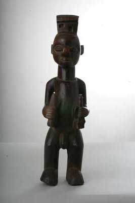 Yaka.(fétiche), d`afrique : Rép. dém. Congo (Zaire), statuette Yaka.(fétiche), masque ancien africain Yaka.(fétiche), art du Rép. dém. Congo (Zaire) - Art Africain, collection privées Belgique. Statue africaine de la tribu des Yaka.(fétiche), provenant du Rép. dém. Congo (Zaire), 811.Statue fétiche yaka homme tenant dans la main gauche un fusil et un récipiant dans la main droite.Il porte sur la tête une maisonette.Très belle patine brune transparente.milieu du 20eme sc..(Minga)

Yaka fetisj met een huis op zijn hoofd.Hij draagt een geweer in zijn linker hand en een pot in zijn  rechter hand.Hout met mooie transparante patina. midden 20ste eeuw.

















. art,culture,masque,statue,statuette,pot,ivoire,exposition,expo,masque original,masques,statues,statuettes,pots,expositions,expo,masques originaux,collectionneur d`art,art africain,culture africaine,masque africain,statue africaine,statuette africaine,pot africain,ivoire africain,exposition africain,expo africain,masque origina africainl,masques africains,statues africaines,statuettes africaines,pots africains,expositions africaines,expo africaines,masques originaux  africains,collectionneur d`art africain