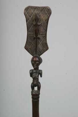 Hemba ((canne), d`afrique : Rép. dém. Congo (Zaire), statuette Hemba ((canne), masque ancien africain Hemba ((canne), art du Rép. dém. Congo (Zaire) - Art Africain, collection privées Belgique. Statue africaine de la tribu des Hemba ((canne), provenant du Rép. dém. Congo (Zaire), 814.Canne de chef Luba très finement sculptée,avec statuette femme debout se tenant les épaules,au-dessus de sa tête un panneau décoré avec un crocodile. H.T.97cm. bois,patine noire transparente.h. de la statuette 15cm.Le panneau 18cm.début du 20eme sc.(Minga)

Luba chefstaf,heel fijn en mooi gebeeldhouwd
97cm.h.Het toont een rechtstaande vrouw met de handen op haar schouders 15cm.h.,boven haar hoofd in een panneel  18cm.h.,waarop een krokodil en geometrische tekeningen zijn gebeeldhouwd.Hout met donkere en transparante patina 1ste helft 20ste eeuw.









Mooi gesculteerde chefstaf T.h.97cm.Het toont een rechtstaande vrouw met haar handen op haar schouder 15cm.h..Boven haar hoofd is een panneel met een krokodiel 18cm.h.1ste helft 20ste eeuw.









. art,culture,masque,statue,statuette,pot,ivoire,exposition,expo,masque original,masques,statues,statuettes,pots,expositions,expo,masques originaux,collectionneur d`art,art africain,culture africaine,masque africain,statue africaine,statuette africaine,pot africain,ivoire africain,exposition africain,expo africain,masque origina africainl,masques africains,statues africaines,statuettes africaines,pots africains,expositions africaines,expo africaines,masques originaux  africains,collectionneur d`art africain