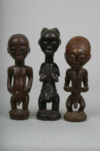 Luba  (3st), d`afrique : Rép. dém. Congo (Zaire), statuette Luba  (3st), masque ancien africain Luba  (3st), art du Rép. dém. Congo (Zaire) - Art Africain, collection privées Belgique. Statue africaine de la tribu des Luba  (3st), provenant du Rép. dém. Congo (Zaire), (815)Trois statuettes de belle qualité
1ère Hemba h.19cm.patine brun clair transpa-
rente.la2eme statuette féminine Luba patine 
noire transparente.h.21cm.
la 3eme Luba patine ancienne brun clair
h.19cm. 1ère moitié du 20eme sc.(Minga)

Drie mooie beeldjes:Het 1ste een Hemba 19cm.h.licht bruine patina.Het 2de vrouwelijk Luba beeldje zwarte Payina.
Het 3de een Luba beeldje licht bruine Patina.1ste helft 20ste eeuw.










. art,culture,masque,statue,statuette,pot,ivoire,exposition,expo,masque original,masques,statues,statuettes,pots,expositions,expo,masques originaux,collectionneur d`art,art africain,culture africaine,masque africain,statue africaine,statuette africaine,pot africain,ivoire africain,exposition africain,expo africain,masque origina africainl,masques africains,statues africaines,statuettes africaines,pots africains,expositions africaines,expo africaines,masques originaux  africains,collectionneur d`art africain