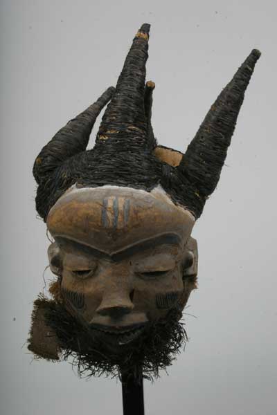 Pende (masque), d`afrique : Rép. dém. Congo (Zaire), statuette Pende (masque), masque ancien africain Pende (masque), art du Rép. dém. Congo (Zaire) - Art Africain, collection privées Belgique. Statue africaine de la tribu des Pende (masque), provenant du Rép. dém. Congo (Zaire), 817.Masque mbuya; Le Pumbu masque de chef Le 1er danseur,se présente avec une touffe d